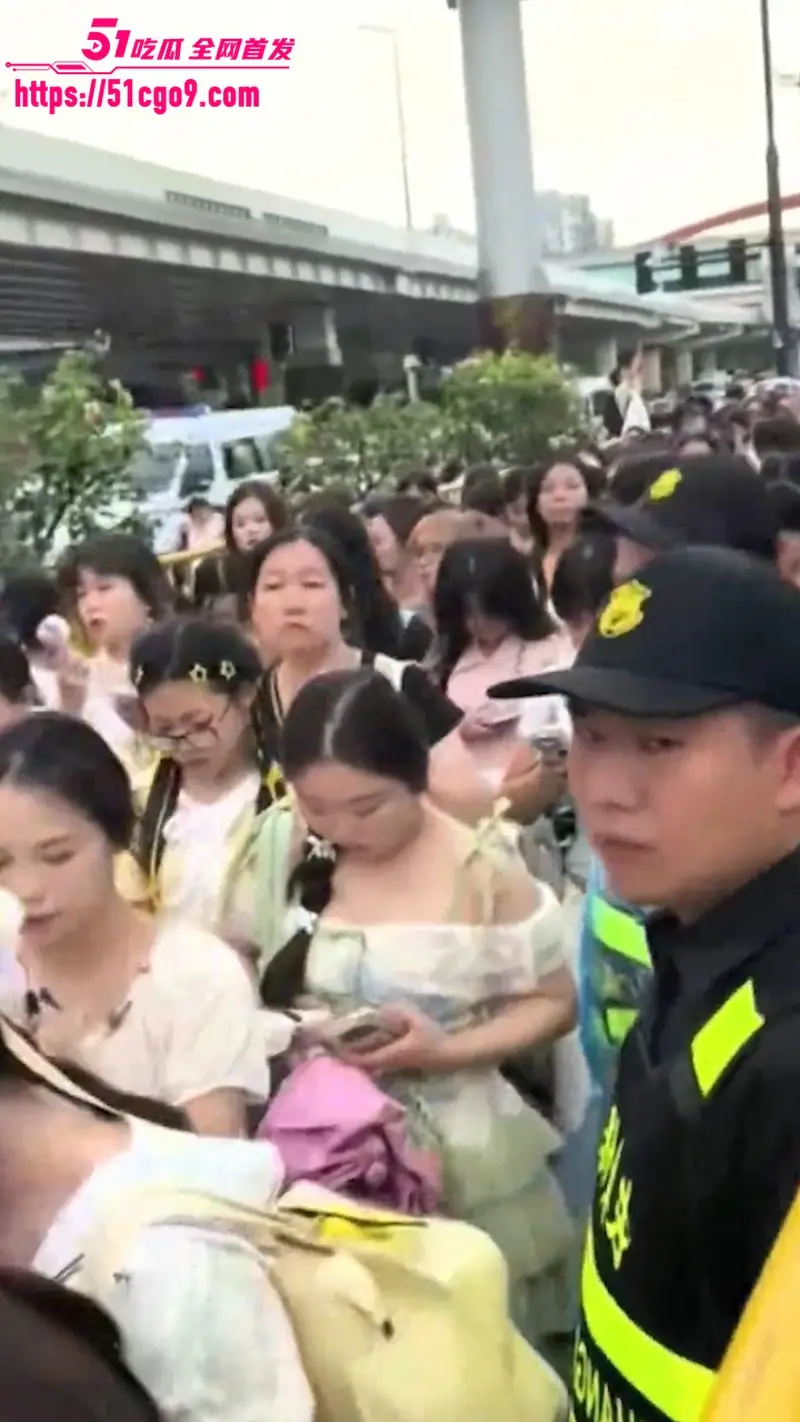 时代少年团 上海演唱会连开四场 全国空降粉丝占领徐家汇 AI恶搞宋亚轩视频爆火! 图9
