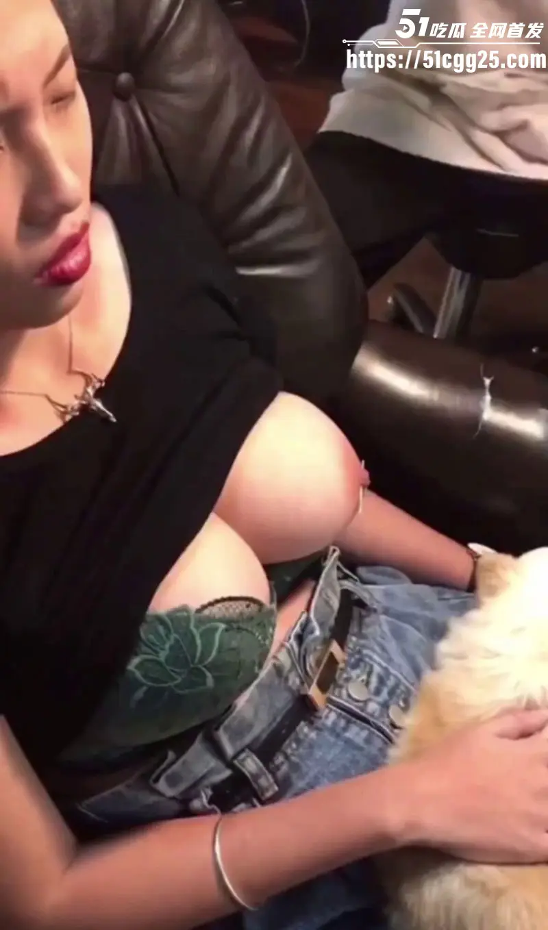 极品巨乳美女 乳钉穿刺全程曝光 性感大奶被紧夹粗暴穿透 痛到倒吸冷气 平凡到淫靡完美蜕变! 图4