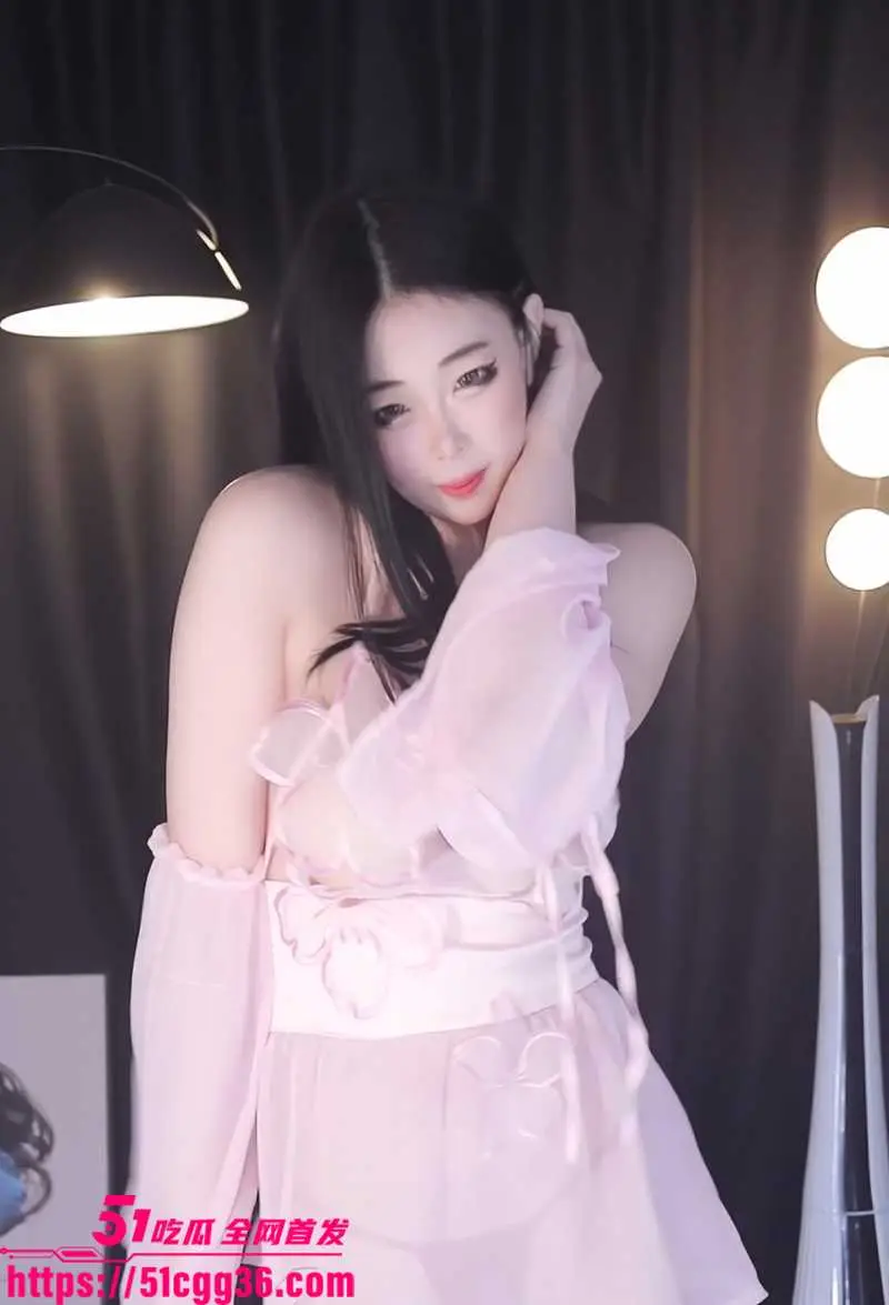 巨乳女神 66睡不醒 私定裸舞合集 从西域舞娘到性感淫猫 巨乳弹跳如兔子乱窜 风格百变骚度层层飙升！ 图4