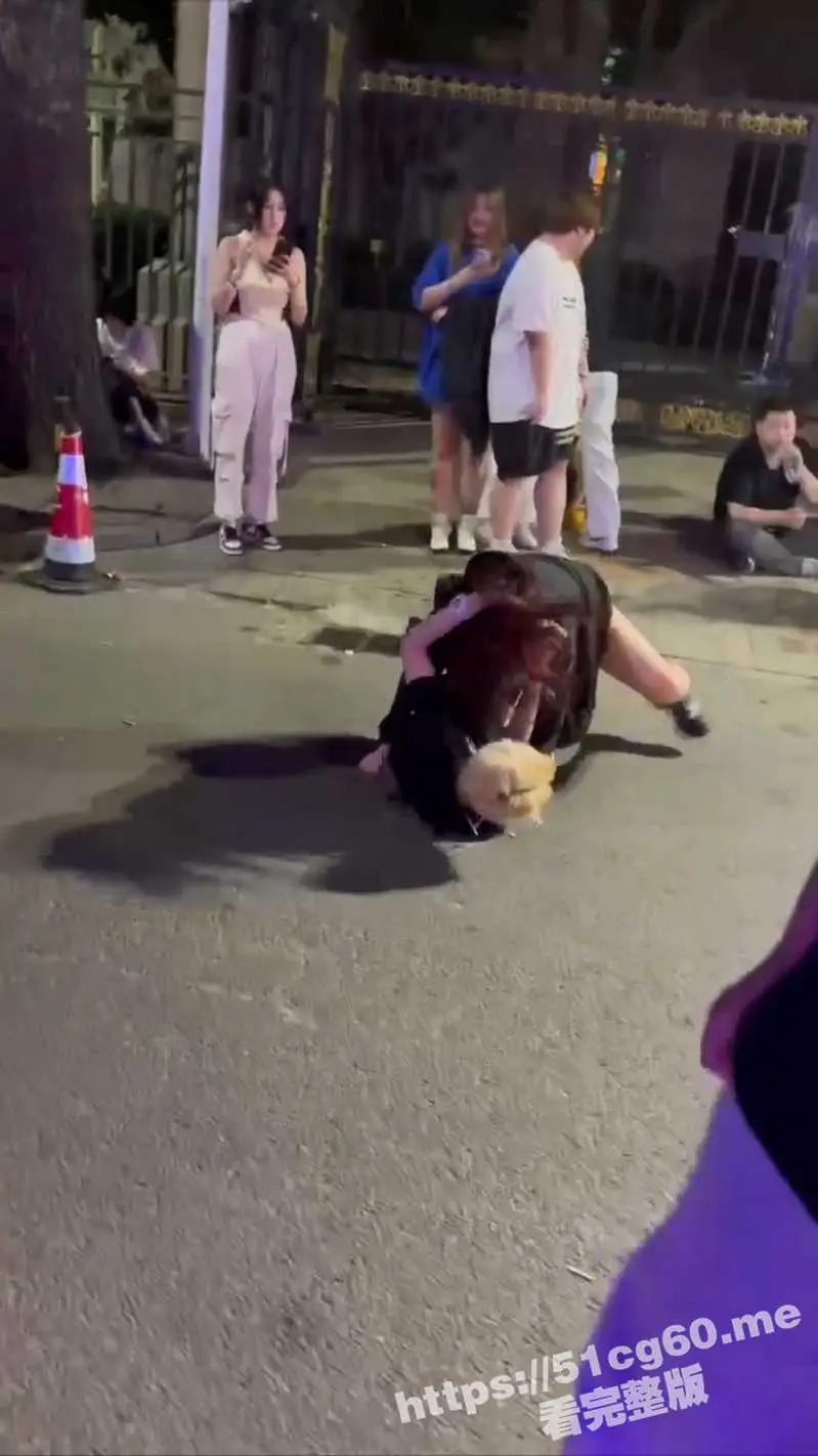 天津工体小仙女暴揍细狗 小坦克把男人按在地上狂锤 太猛了! 图6