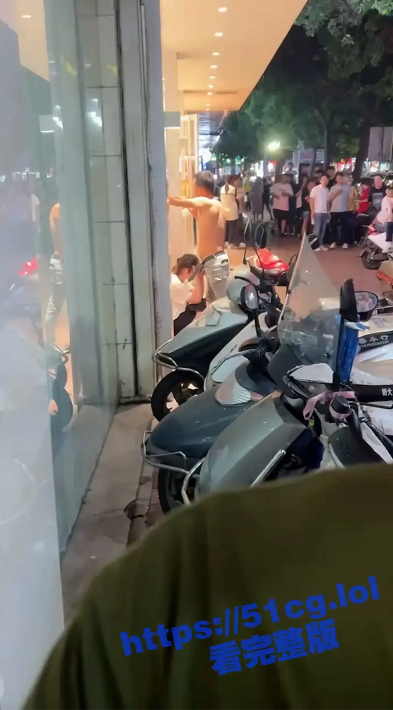福建霞浦 情侣耐不住寂寞当街口交 车来人往竟旁若无人 喝多了还是想出名想疯了? 图1