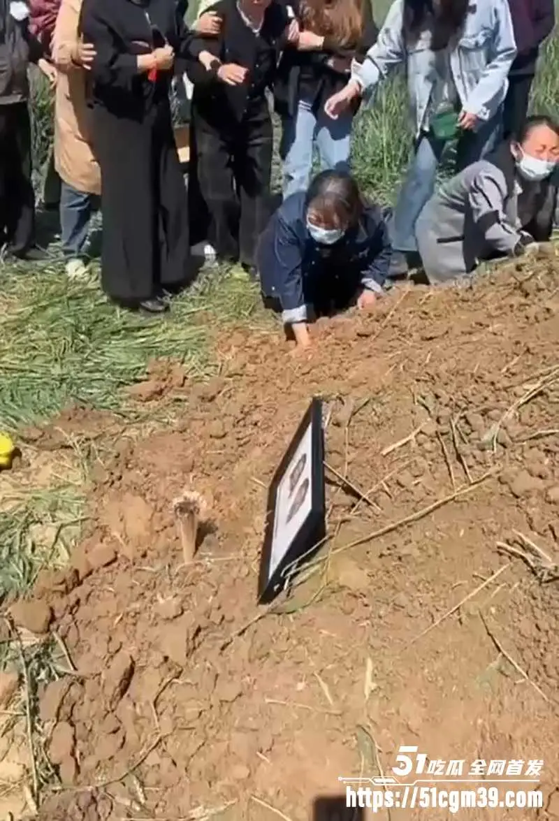 猎奇风俗 配阴婚现场直击 家人手刨黄土塞衣裳 逝人男女同框透诡异 图2
