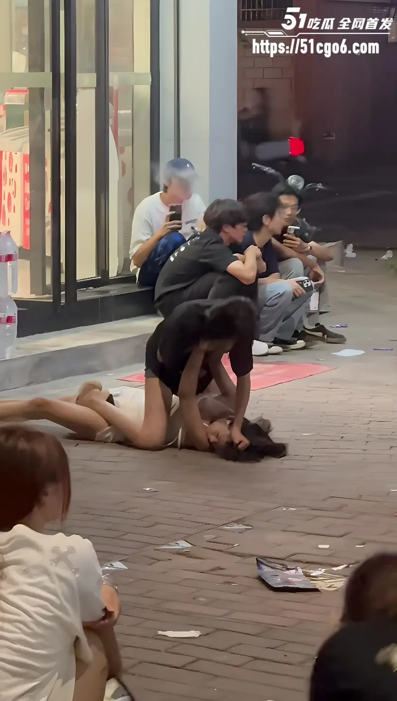 精神小妹当街打架 两女路边疯狂撕扯 跪地抱摔脏话狂飙 打起架来丝毫不输男人 图5
