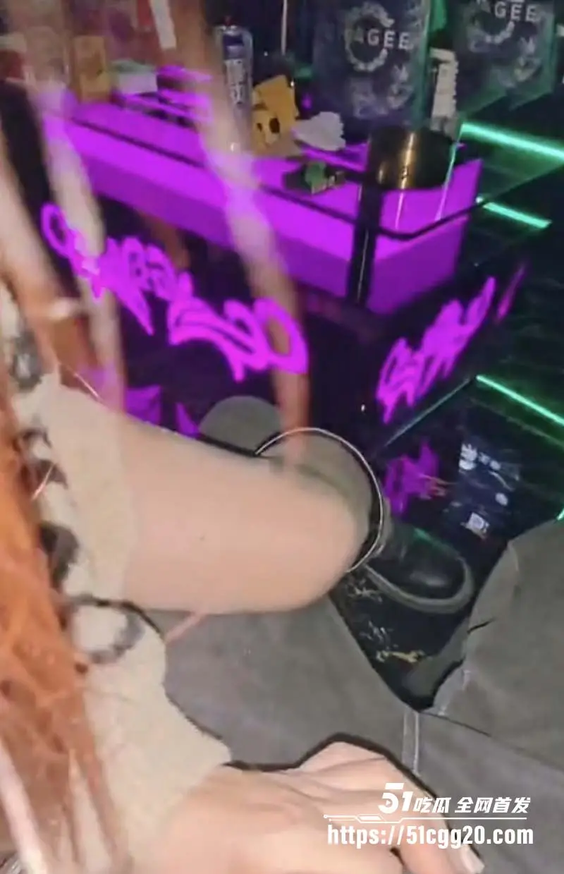 海角大神亲姐的诱惑 在KTV当着外甥面操姐姐并内射被他看到了 疯狂又刺激 图7