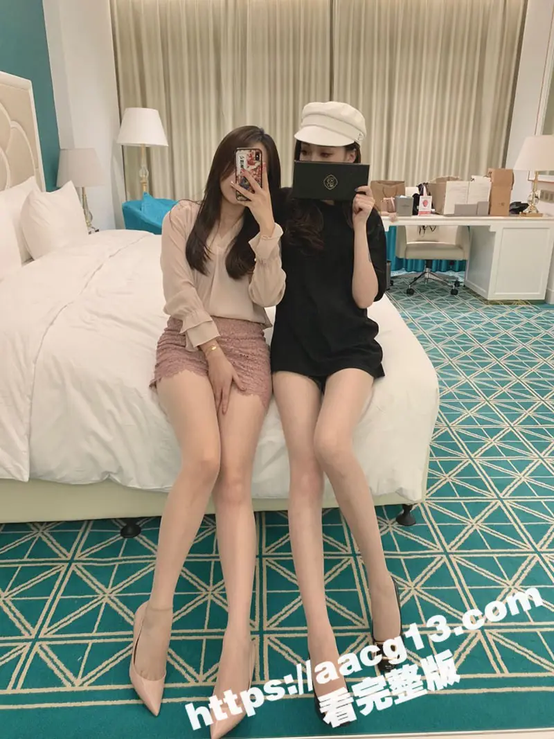 绿帽女友带闺蜜双飞 黑白情趣一起伺候男友 双重快乐 美腿修长大奶白嫩 体验双重快乐爽翻了 图3