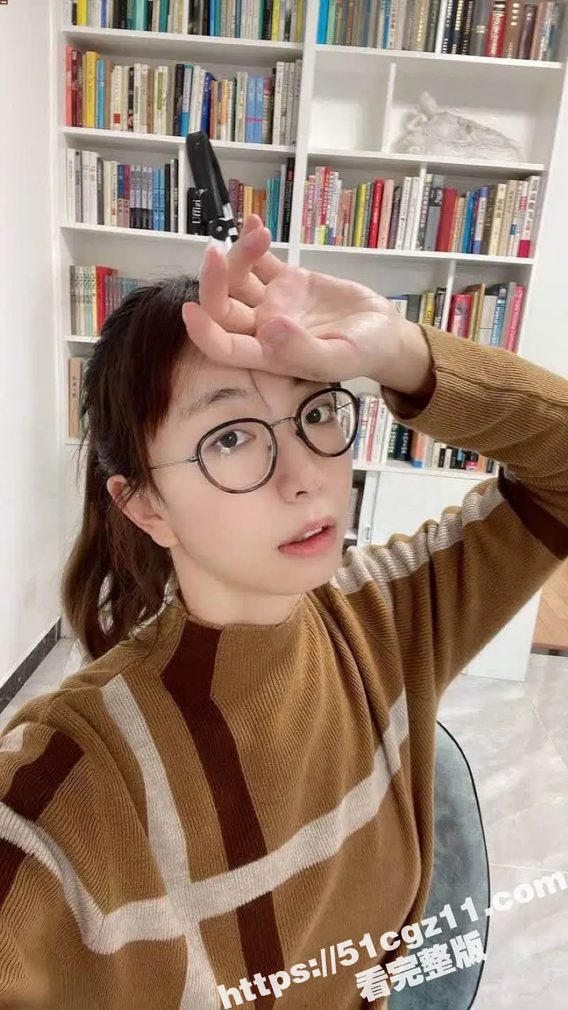 眼镜妹从未让人失望 怀孕5个月的眼镜少妇饥渴难耐糅搓骚穴 图2
