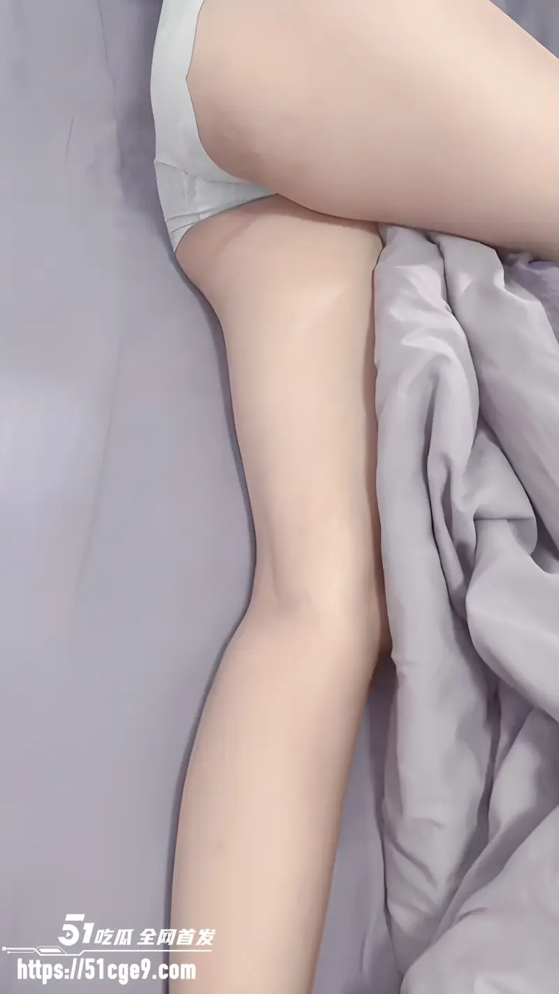 51原创和妹妹同居的日子 周末来到了大哥家中 趁着大哥出门买菜 我上了熟睡的大嫂 图1