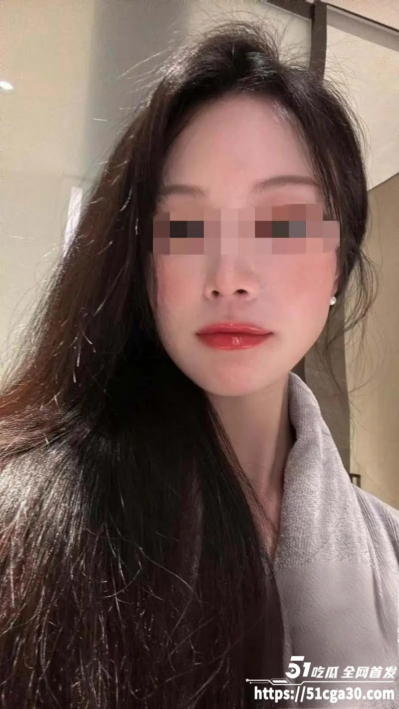 乱伦大神 与模特妹妹的日常 事隔多年重遇⼤学初恋 清纯少女早已变成⿊逼骚货! 图4