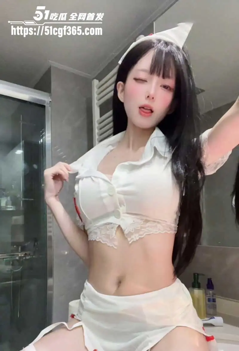 超美巨乳网红 小马漫漫 各种情趣装性感露奶 黑丝美腿玉足撩骚 水润鲍鱼若隐若现 淫媚表情诱人至极！ 图3