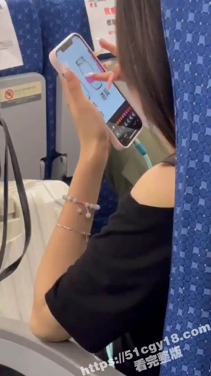 高铁偶遇骚货小姐姐 玩性爱之瓶狂填欲望 不仅暴露了她的狂野内心 更让人遐想她私下的火辣玩法! 图4