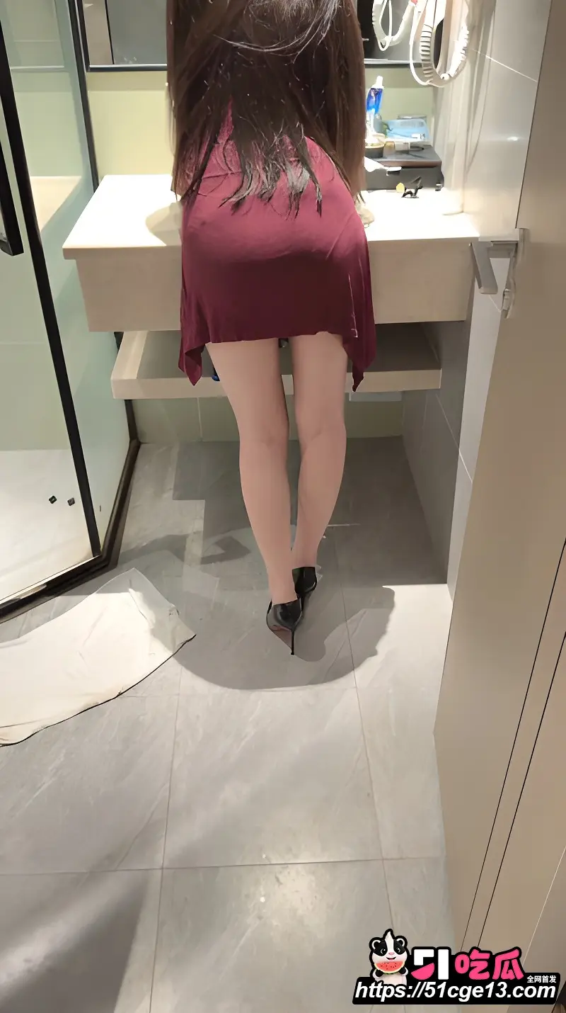 51原创乱伦姐弟情 趁哥们出门买菜 洗手间暴操兄弟老婆 挺翘巨乳被疯狂蹂躏! 图1