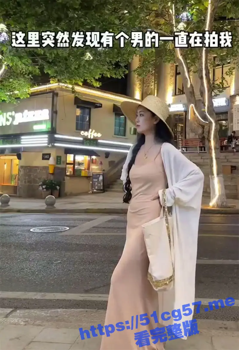 山东青岛 美女在大街上自拍好身材遭猥琐男偷拍并被出言调戏！男子扬言报警没用！ 图1