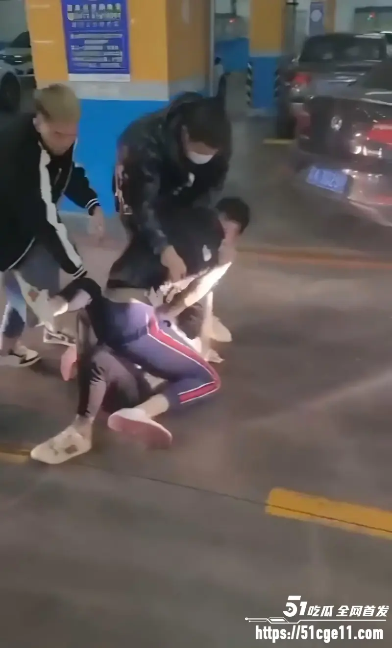 精神小伙不自量力 地下车库挑衅 被一脚踹飞三米 围观群众笑出声！ 图6