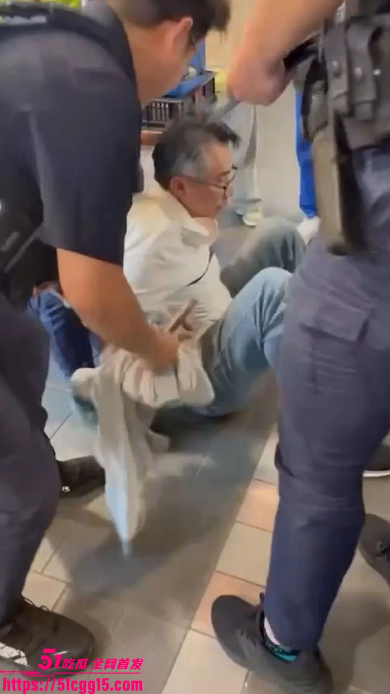 台北捷运惊魂!27岁通缉犯张文投烟雾弹随机砍人 酿3死6伤 从台北车站杀到中山诚品 围捕后跳楼身亡! 图2