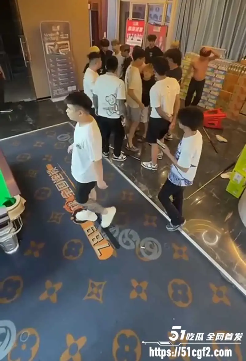 湖南永州道县 789台球室 上演大乱斗 精神小伙组团混战 持杆砸球互殴 招招要命! 图5