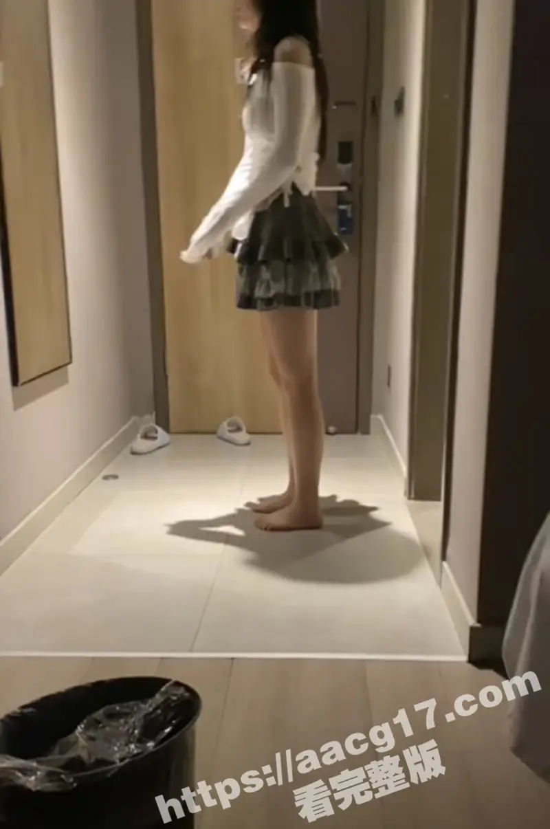 真实乱伦亲侄女 刚上大学的极品萝莉 为了钱成为叔叔的性奴 身材极品敏感 直接操到喷潮 图5