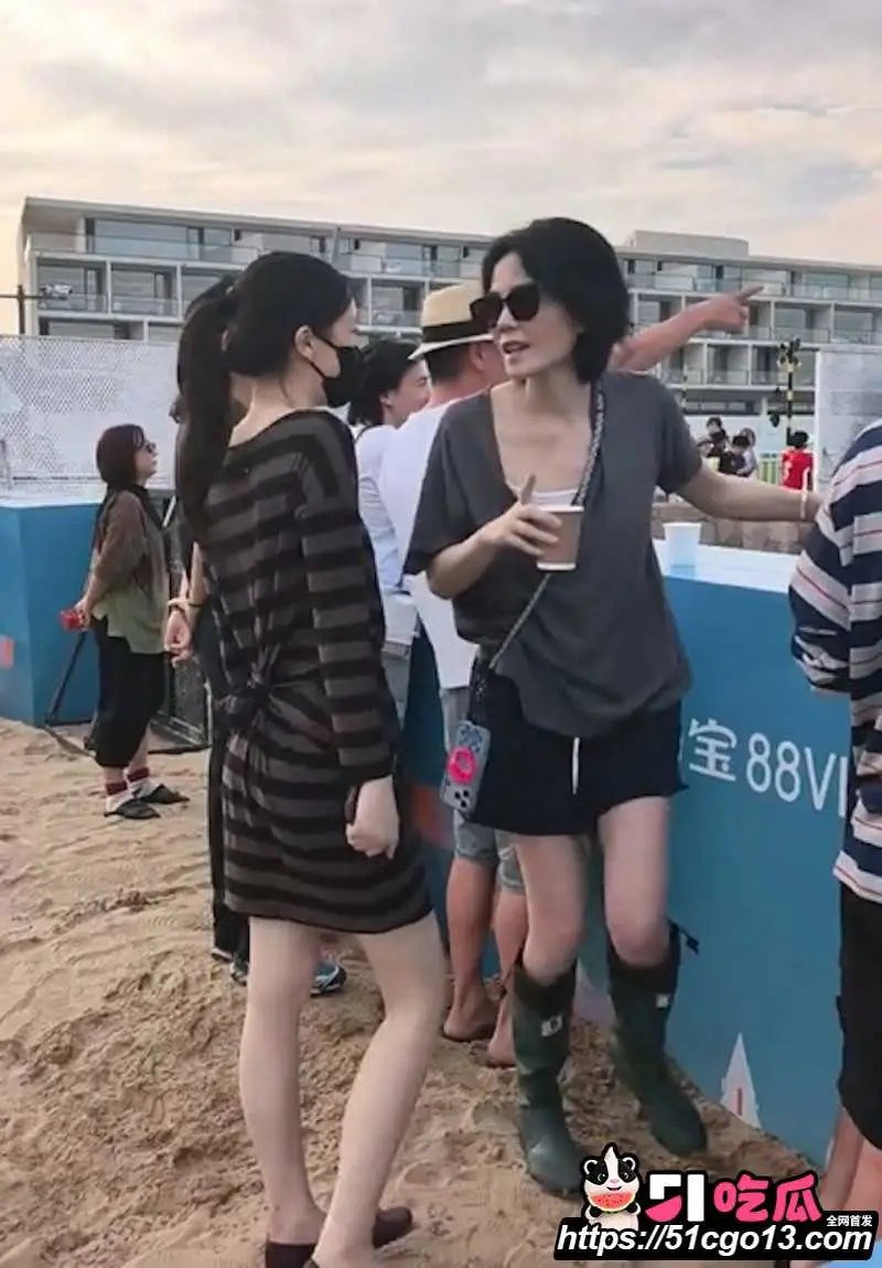 王菲男闺蜜 Ryan 音乐节当众性骚扰 陈粒 强行搂抱咸猪手 当场竖中指硬刚 图29