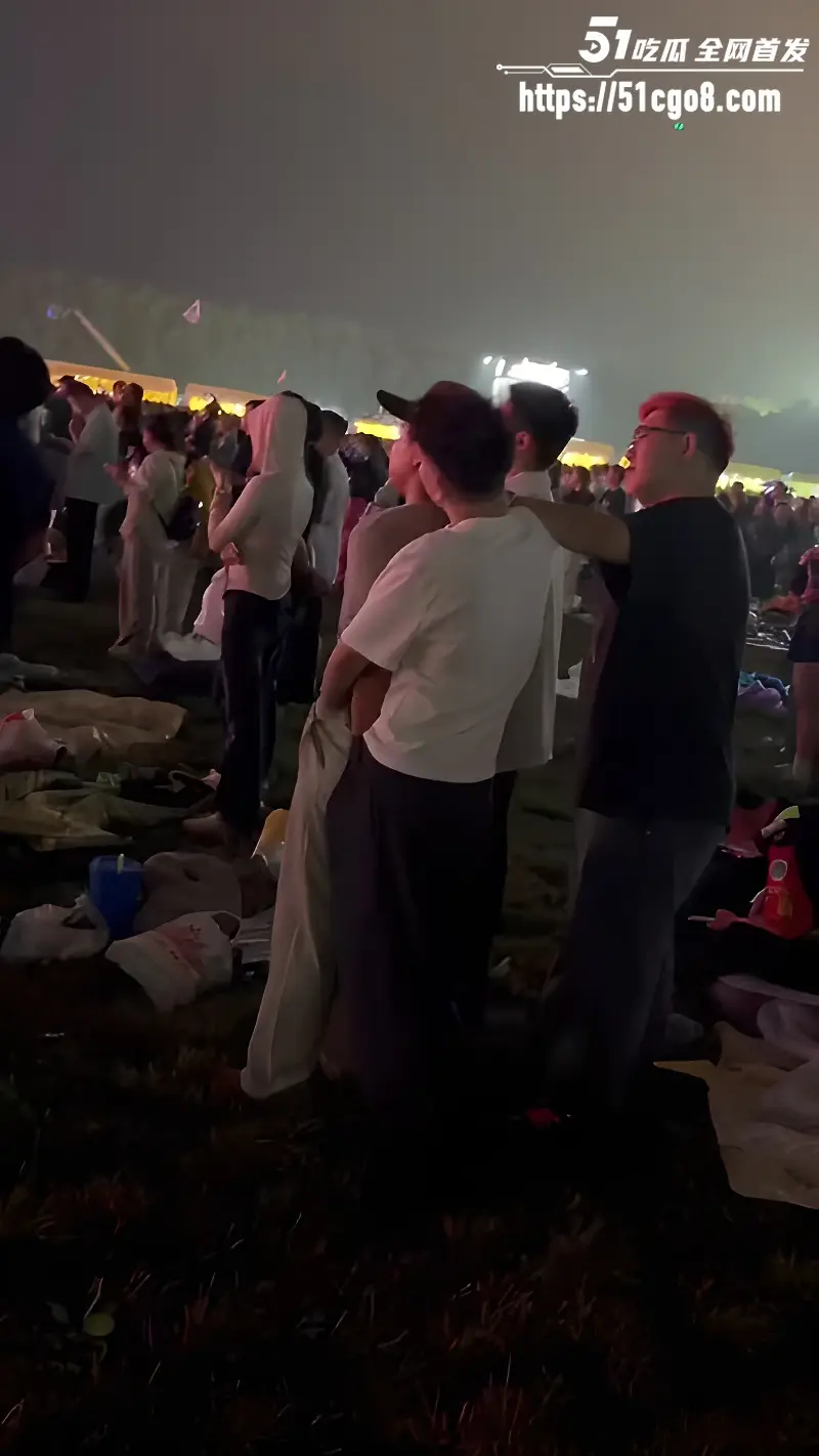 音乐节新玩法 诡计多端的gay 大庭广众互玩鸡巴 围观群众都看傻了! 图1