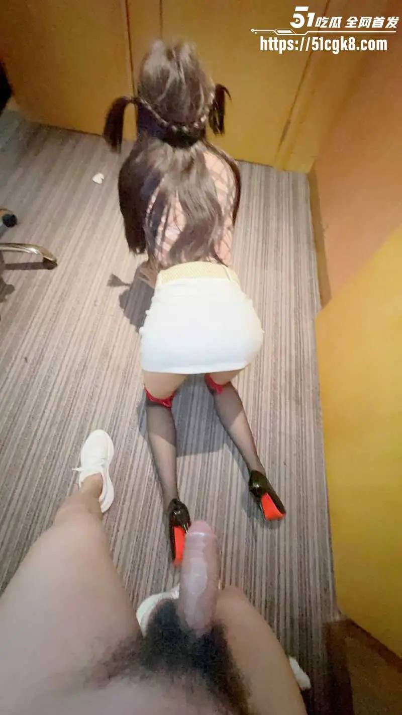 51原创小姨子的秘密 大姨妈刚走的小姨子 自慰勾引姐夫 与姐夫从椅子上操到床上！ 图5