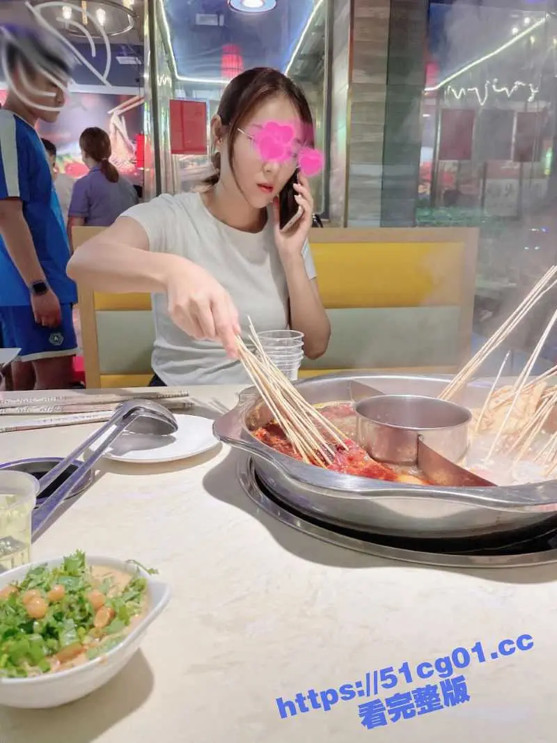海角大神强奸少妇邻居后 竟然成功发展成了他的母狗!在楼梯间操逼内射! 图1