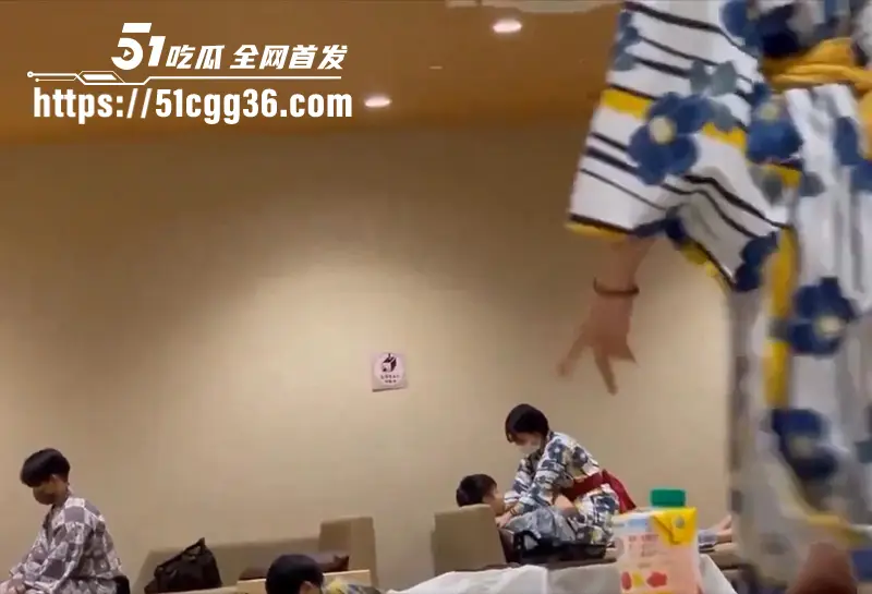 日式洗浴会所休息大厅 年轻情侣当众骑乘做爱 美女披着浴袍上下摆臀 全然不顾旁人眼光 现场超刺激！ 图3