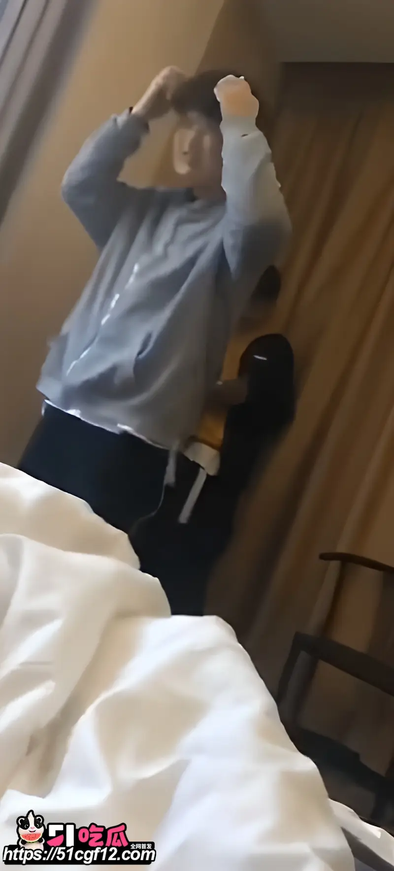 大型捉奸现场 女朋友出轨被男友跟踪发现 当着情夫面崩溃跳楼 问世间情为何物？ 图1