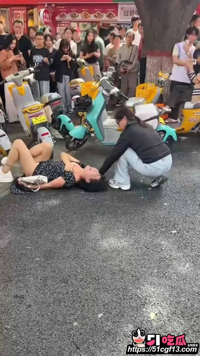 河北保定正信购物中心 原配当街怒撕小三 压在身下猛拽内裤 下手极为狠辣！ 图5