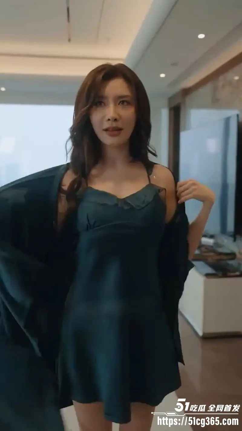 擦边短剧《贴身保安》完整版！保安叶非凡逆袭美女总裁 制服诱惑黑丝挑逗 充满情欲张力！ 图3