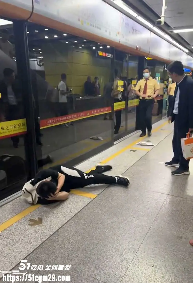 广州地铁一男子偷拍被抓报复社会 无差别攻击乘客 现场一片哀嚎 图5
