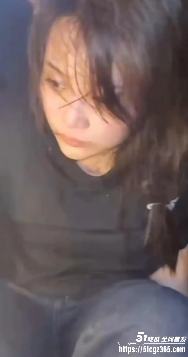 柬埔寨劫法场现场视频!黑衣大嫂一人一枪为爱冲锋 单枪匹马勇闯法场救男人 情深意重轰动全网! 图4