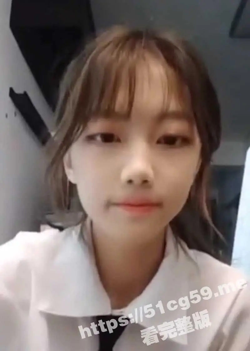 清纯女高自慰翻车现场 给狼友发福利自慰表演 被老妈突然撞见! 图4
