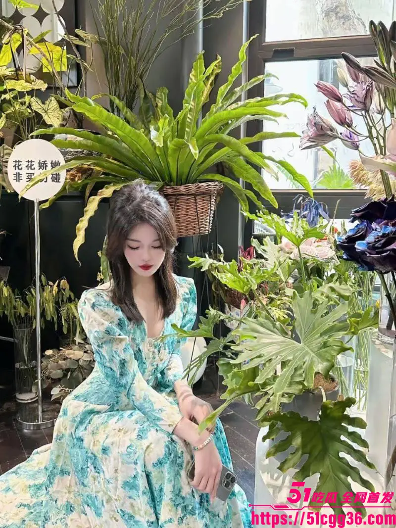 高颜值清纯美少女被金主调教 穿情趣装含金主大棒吞吐 后入猛操肥臀 表请既痛苦又销魂! 图2