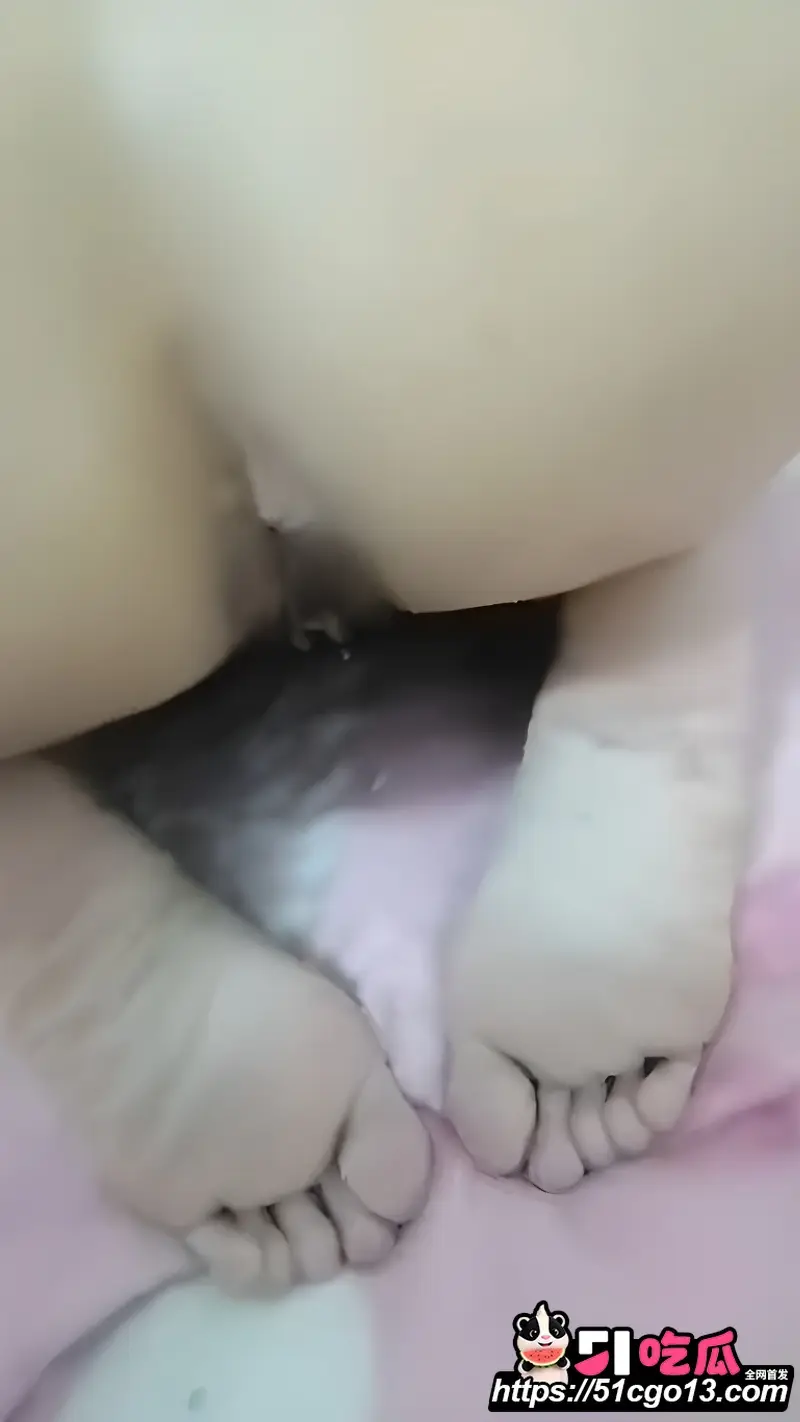 海角大神一家人的幸福生活 迷奸姨妈期姐姐的闺蜜 超紧嫩逼让弟弟缴械投降! 图7