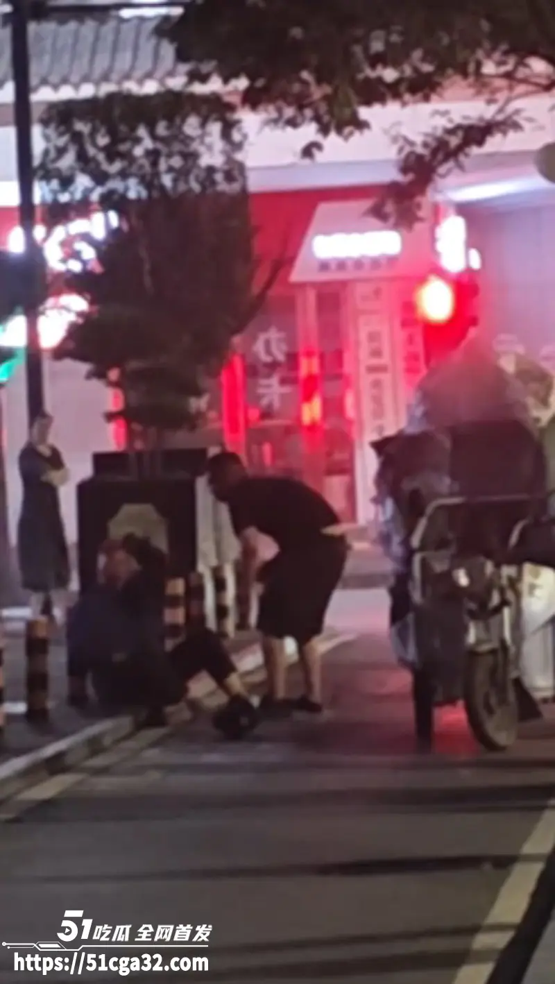 河南一男子深夜醉酒后 手持头盔当街暴打拾荒老人 猛击其头部老人哀嚎不断 现场视频引人公愤！ 图6