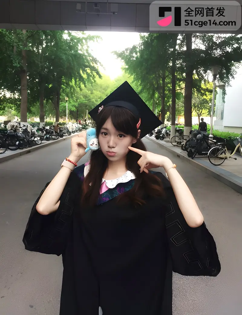 河南师范大学研究生 张萍 约炮成瘾背叛金主男友 3p做爱视频被公开校园群! 图3