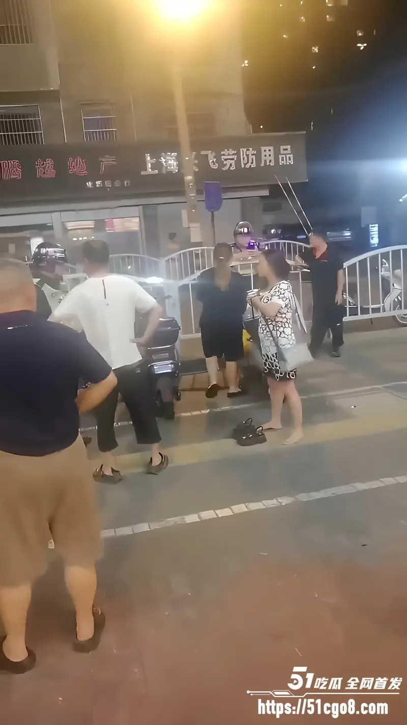 上海街头 原配与小三互殴 正宫当街压制连扇6巴掌 怒呛老公睡一堆女人我只打你! 图5