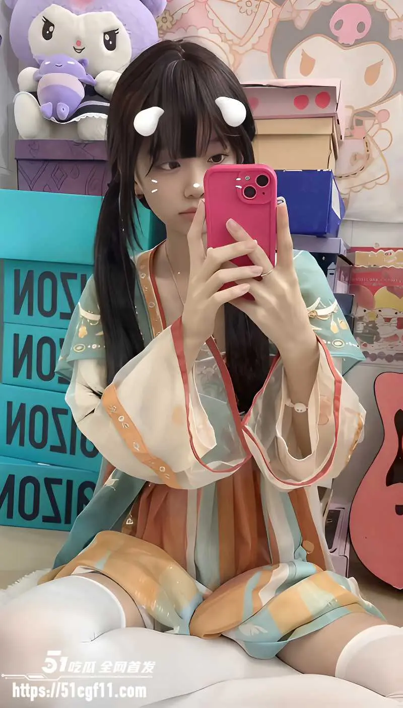 极品福利姬 饭崽 定制福利 圆润美乳笔挺诱人 镜前自慰画笔插逼超反差! 图1