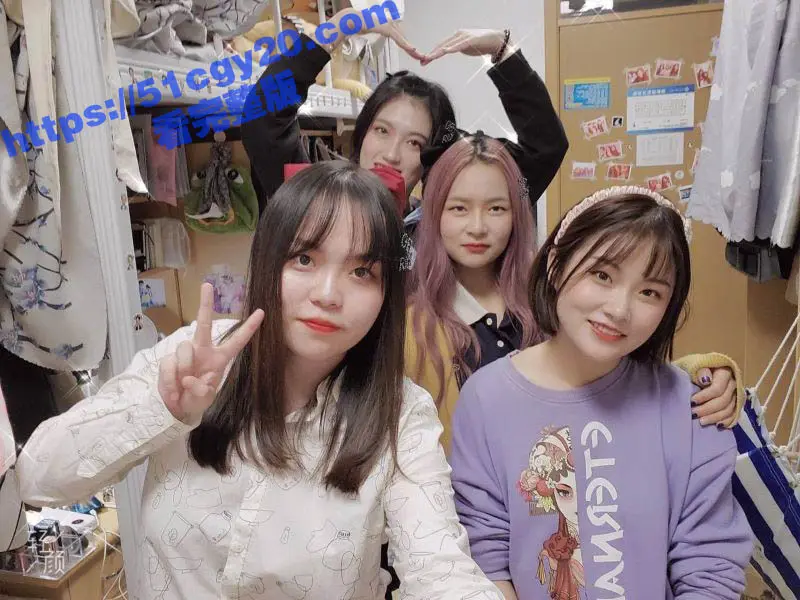 合租女室友 夏溪遥和闺蜜 洗澡时被偷拍曝光 性感曲线让人目不转睛 C杯大奶极其抢镜! 图3
