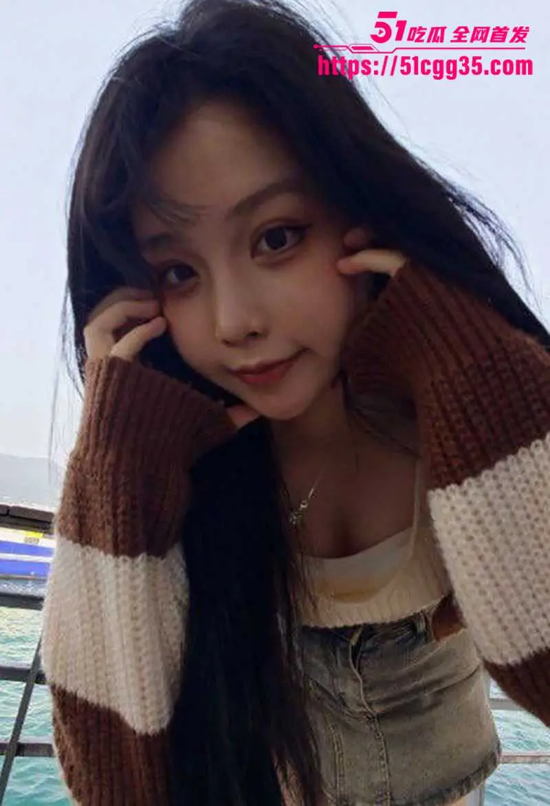 香港大奶学生妹 紫晴 情侣私拍泄密 嫩到滴水的反差小妖精 被渣男调教成极品母狗 露脸舔屌蹶肥臀挨操！ 图2