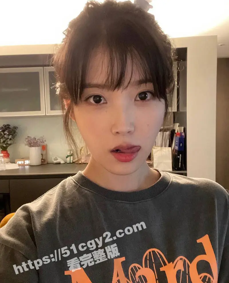 韩国歌手IU 李知恩 袖口疑似走光露奶 狗仔拍摄技术是真的强 挺拔的奶子一览无余! 图2
