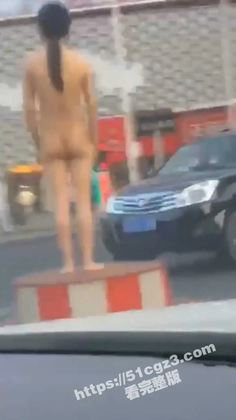 辽宁沈阳大马路上惊现裸女 站交警台上指挥交通 全裸露出疑似主人任务 大冬天的不冷吗姐妹 图2