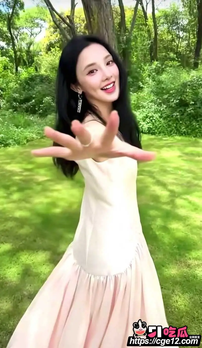 内娱女星 彭小苒 七夕被曝恋情 主动倒贴圈外男友 贴身搂腰互动十分亲密! 图4