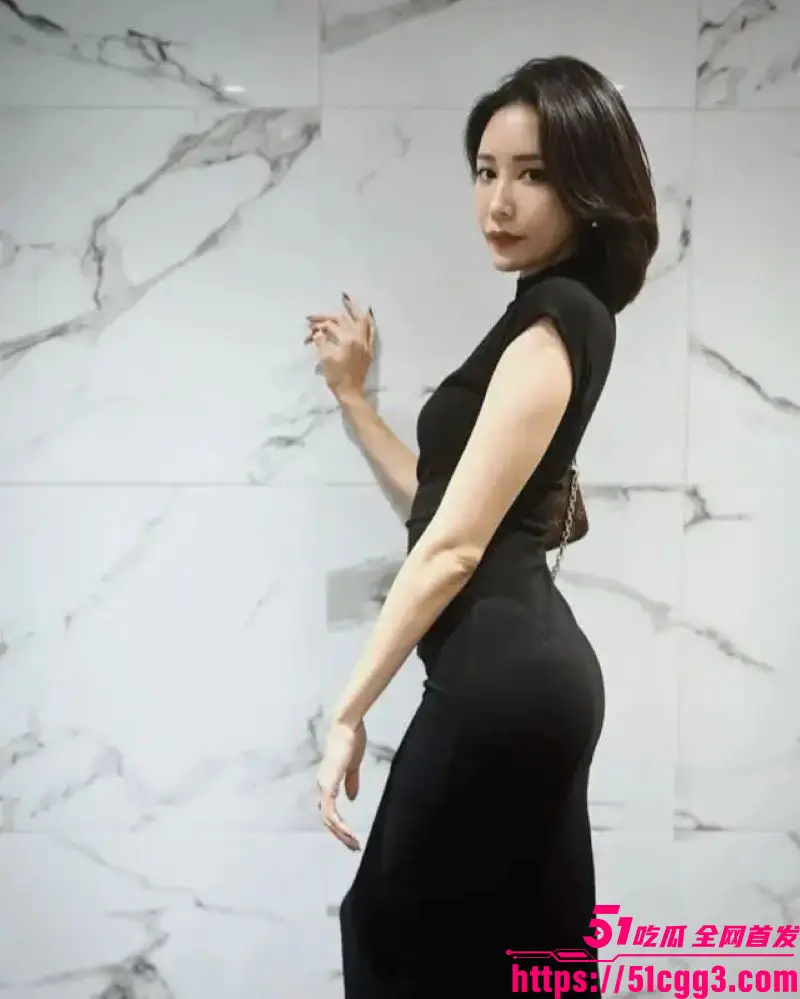 海角乱伦大神 亲姐的诱惑 新作 姐姐在儿子面前半推半就的被弟弟操了 阳台前激情打桩内射! 图1