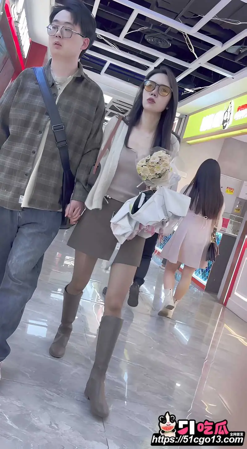 顶点大师系列 商场跟踪抄底偷拍 各种嫩妹裙下风光尽显 肥臀美鲍一览无余! 图1