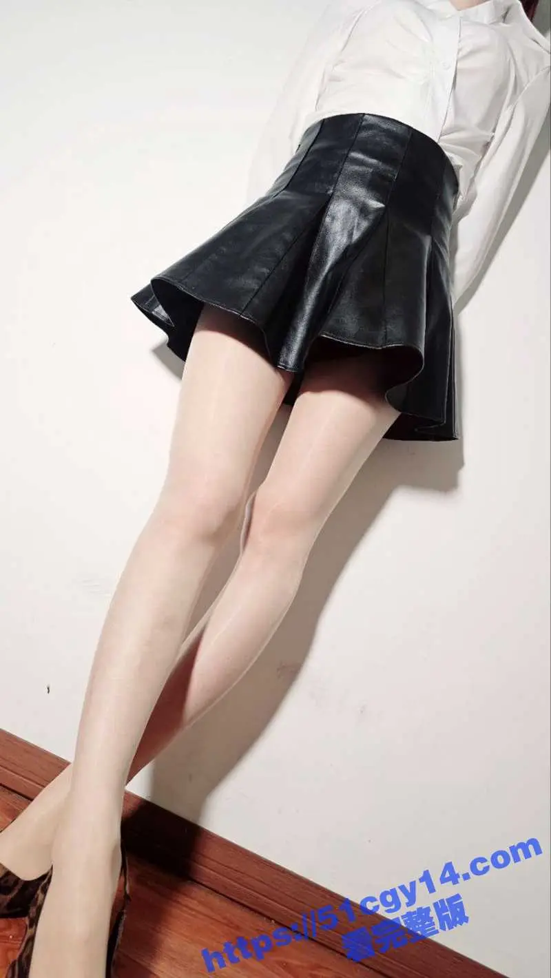 51原创狂情哥哥 出租房修热水器 房间里妹妹肉丝激情诱惑 引来哥哥强烈的欲望 被哥哥后入爆操高潮内射! 图3