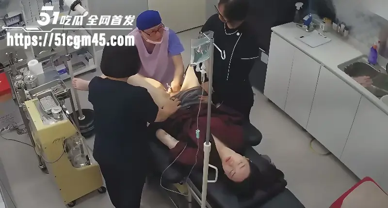 韩国妇产科检查监控流出 丰满少妇美腿大开检查蜜穴 场面火辣尽显偷窥淫欲 图3