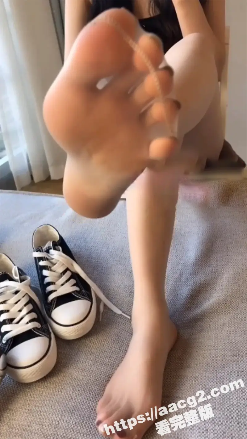 极品美腿女神奶油米子 足控丝袜美腿合集 穿各式丝袜秀顶级长腿 极品丝足绝对是足交首选 图4