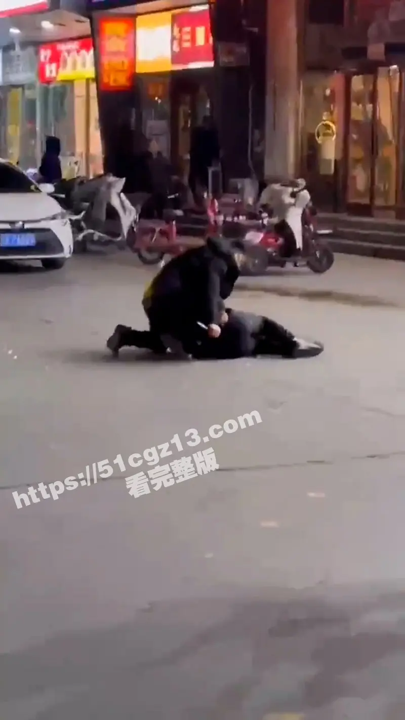 河北三河市上上城三季小区附近惊现绿帽刀客 罗某街头挥刀狂捅张某 刀刀毙命! 图1