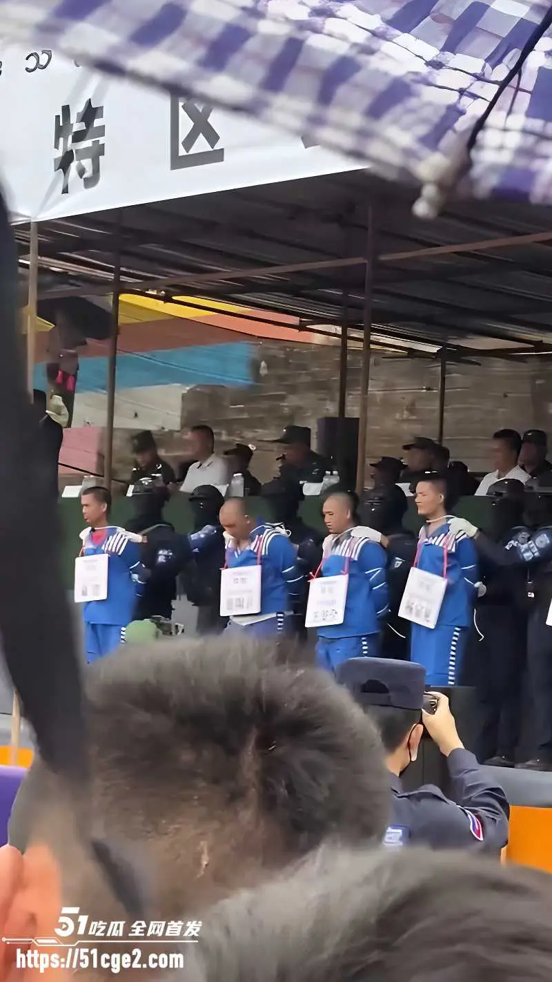 缅甸佤邦 张陶青 公审喊不服 债务纠纷持枪杀债主夫妻 判处死刑游街枪决! 图2