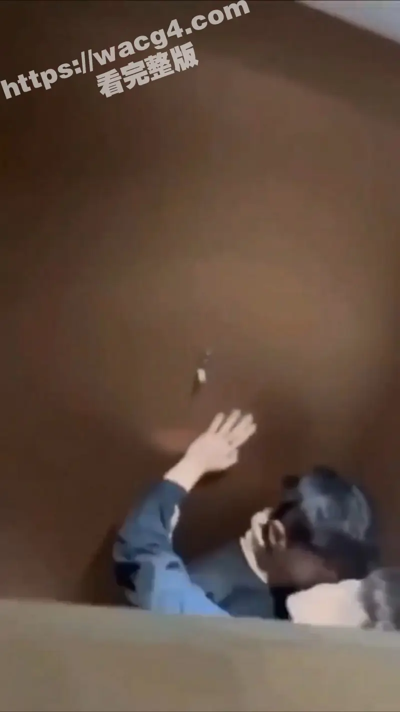 以前还不信成都只有电线杆和天府大道是直的 这不两男子在春熙路某商场激战! 图4